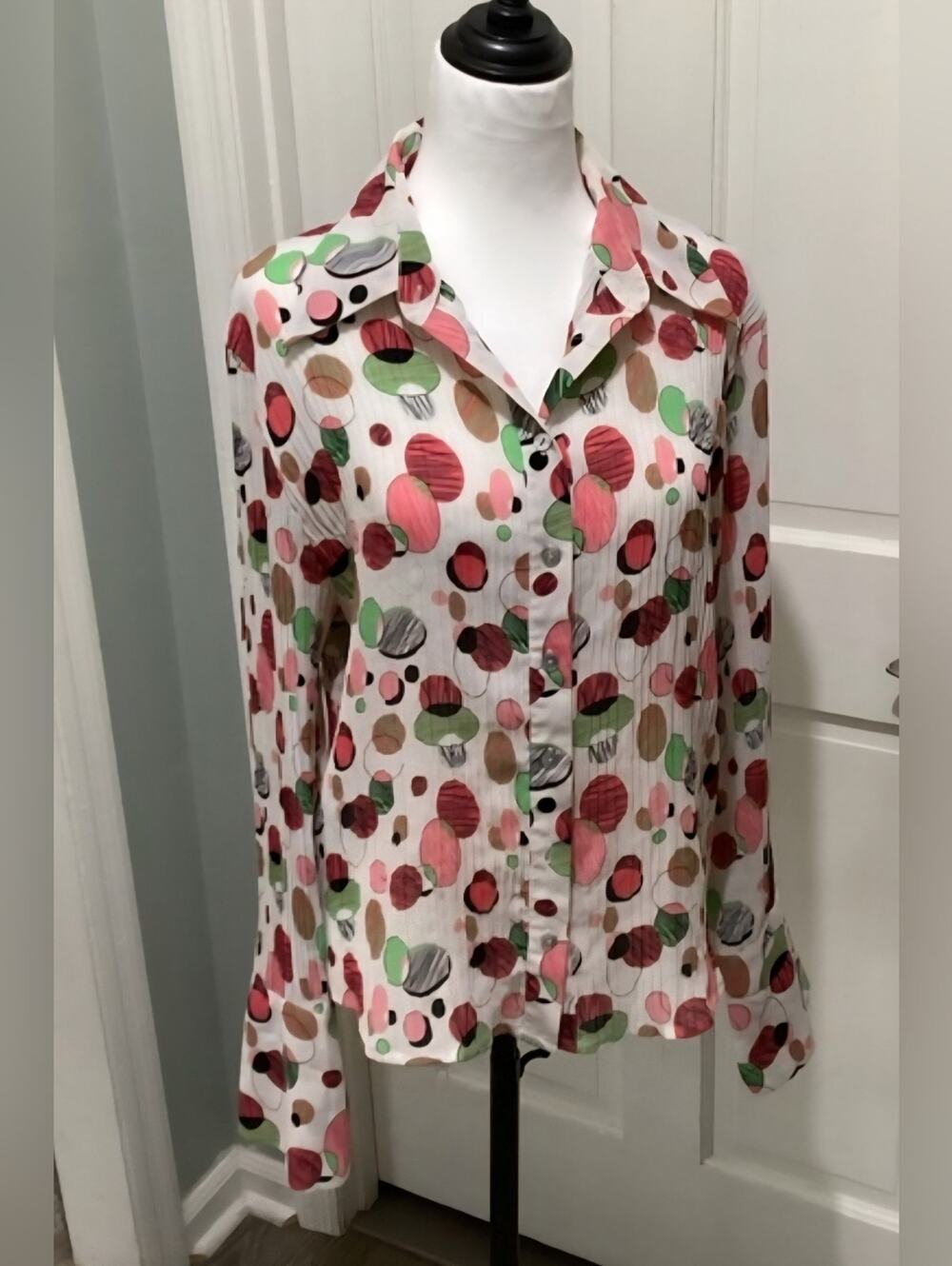 Abstract Multi Dot Print Crinkle Button-Down plissé Blouse in- White/Multi, Sz L